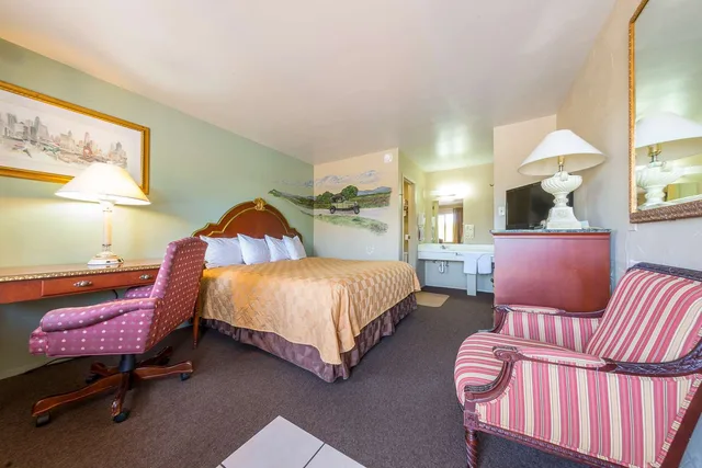 غرفة بسرير كوين، Americas Best Value Inn The Legends Inn 1/3