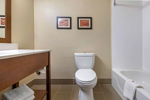 غرفة بسرير كينج، Comfort Inn N Myrtle Beach Barefoot Landing 5/5