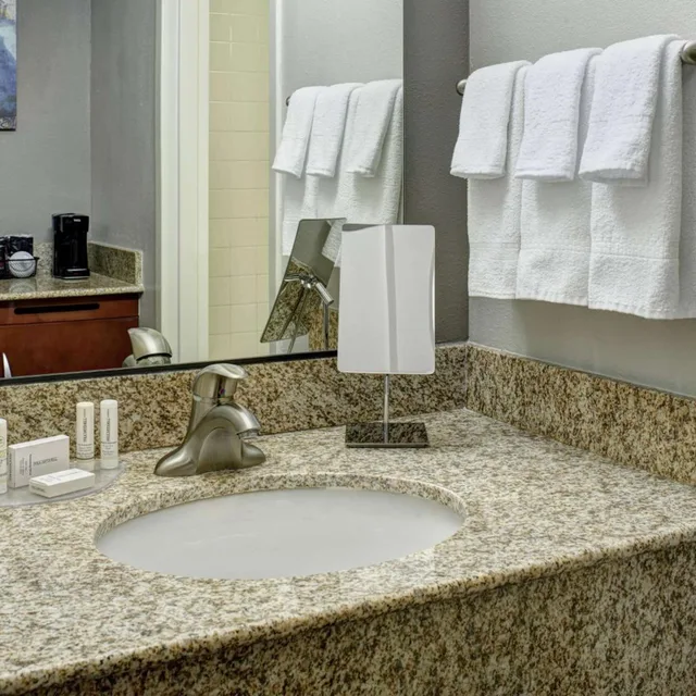 غرفة بسرير كينج لذوي الإعاقة، AmericInn by Wyndham Brookfield 7/8