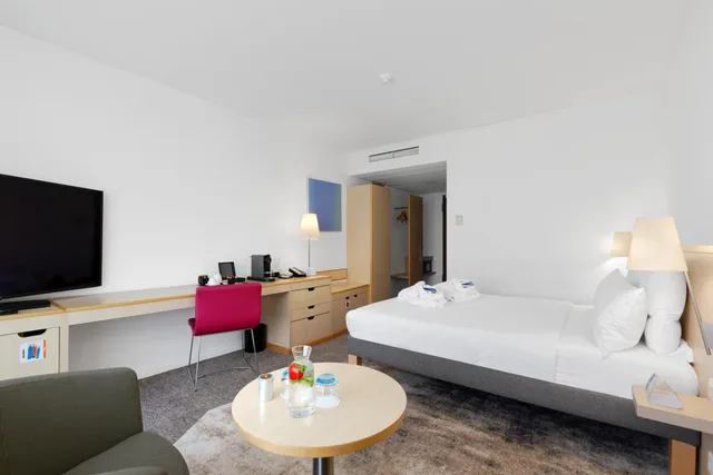 غرفة بريفيليج بسرير كوين، Novotel Berlin Mitte 3/5