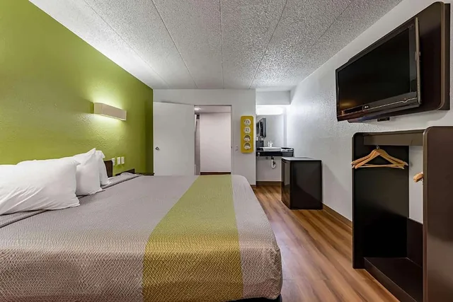 غرفة بسرير كينج، Days Inn by Wyndham Cincinnati I-71 1/1