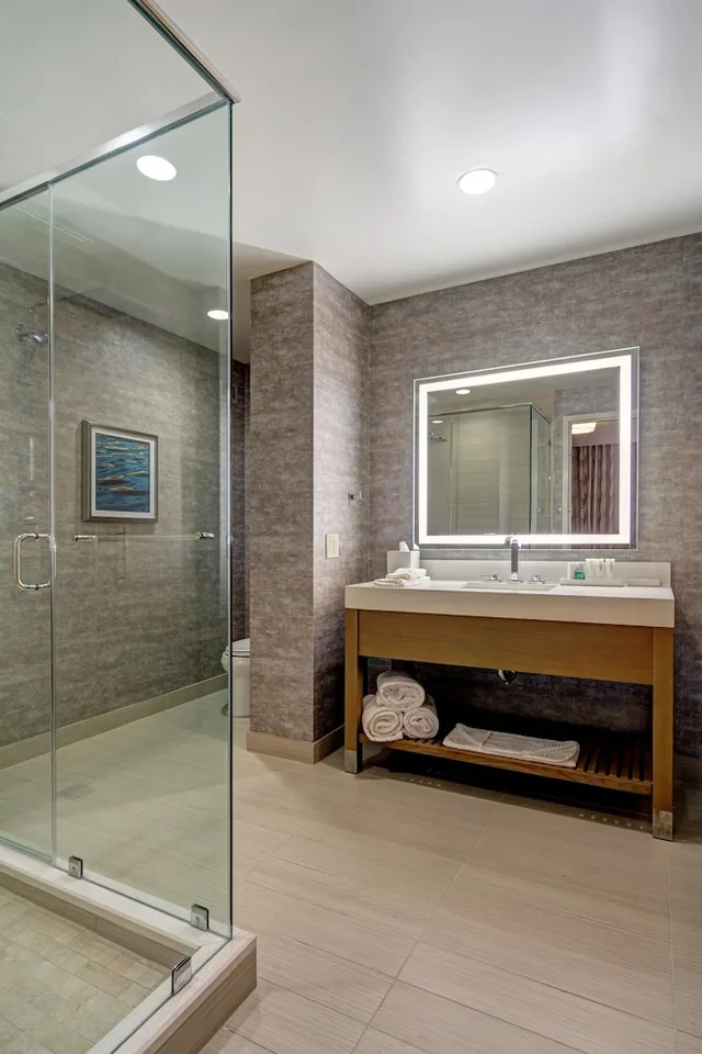 جناح بسرير كينج مع أريكة، JB Duke Hotel 7/8
