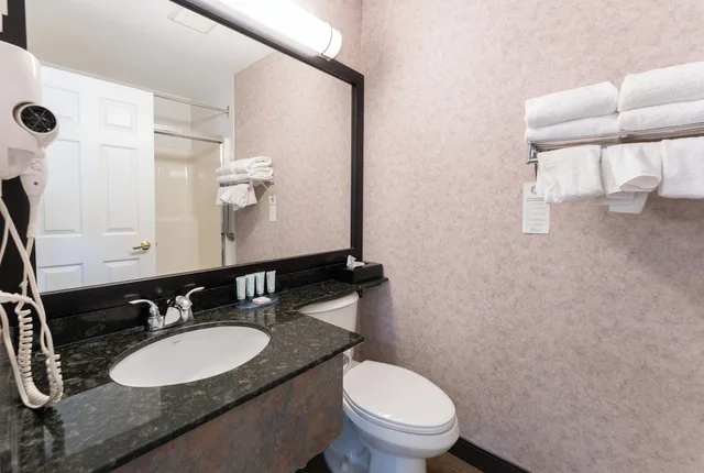 Standard, 2 Queen Beds, Prestige Aberdeen Lodge Kamloops 4/5