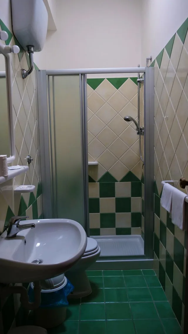 غرفة ثلاثية، Hotel La Ginestra 6/9