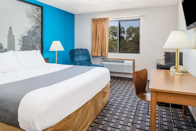 غرفة بسرير كينج، Super 8 By Wyndham Lincoln West 2/10