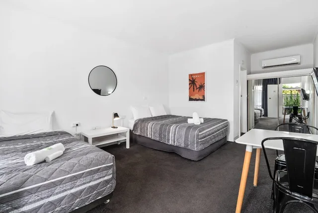 Standard, 1 Queen and 1 Single Bed, Comfort Inn Commodore Albury 2/6
