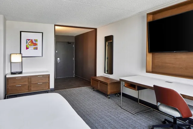 جناح بسرير كينج مع أريكة لذوي الإعاقة، Courtyard Detroit Downtown Hotel 3/6