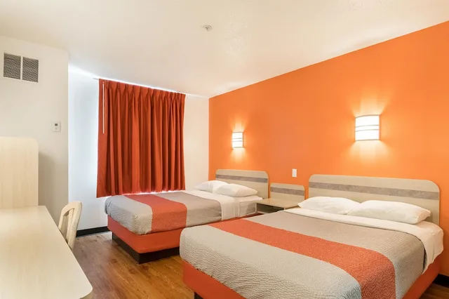 Suite, King and Queen Bed, Motel6 Newport, TN 2/7