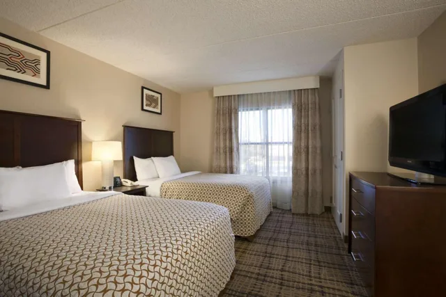 جناح بسريرين مزدوجين مع أريكة، Embassy Suites by Hilton Cleveland Beachwood 1/2