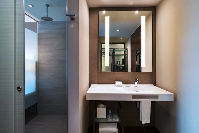 جناح بسرير كينج بغرفة نوم واحدة بحوض استحمام، AC by Marriott Mexico Santa Fe 2/2