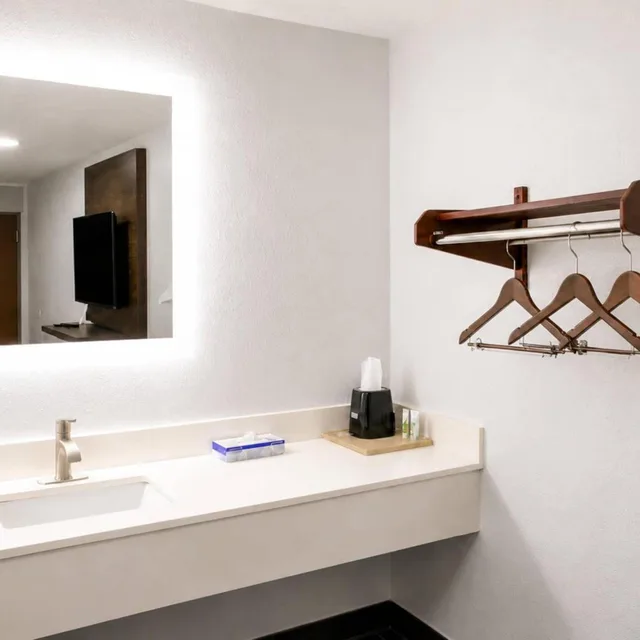 Room, King Bed, Exterior Entrance، Masters Inn Augusta 4/6