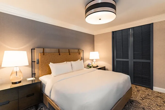 Luxury, Suite, King Bed, Lake Front، Fairmont Jasper Park Lodge 1/2