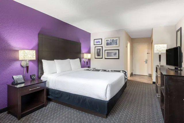 غرفة بسرير كينج لذوي الإعاقة، La Quinta Inn & Suites by Wyndham Clifton/Rutherford 1/3