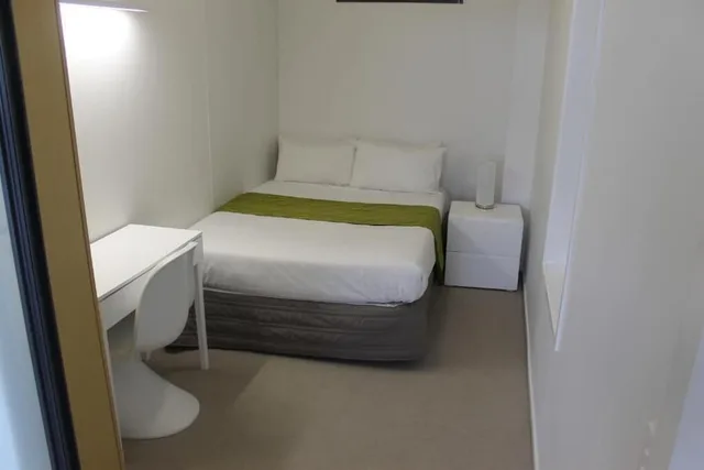 شقة بسريرين مزدوجين بإطلالة على المدينة بشرفة بغرفتي نوم، MCentral Apartments Manukau 1/4