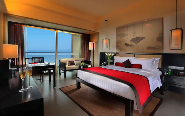 غرفة غراند تنفيذية بسرير كينج بإطلالة على البحر مع دخول صالة النادي، Pullman Oceanview Sanya Bay Resort and Spa 6/7