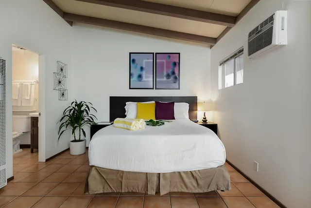 Superior, Queen Bed, Float Palm Springs 2/4