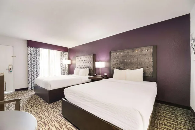 Room, 2 Queen Beds, Pool Side، Clarion Inn & Suites Across From Universal Orlando Resort 5/7