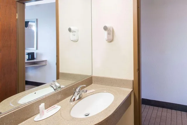 جناح بسرير كوين، Microtel Inn & Suites by Wyndham Seneca Falls 4/4