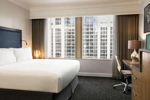 Room, King Bed, Partial Water or Skyline View، Hilton Motif Seattle 2/10