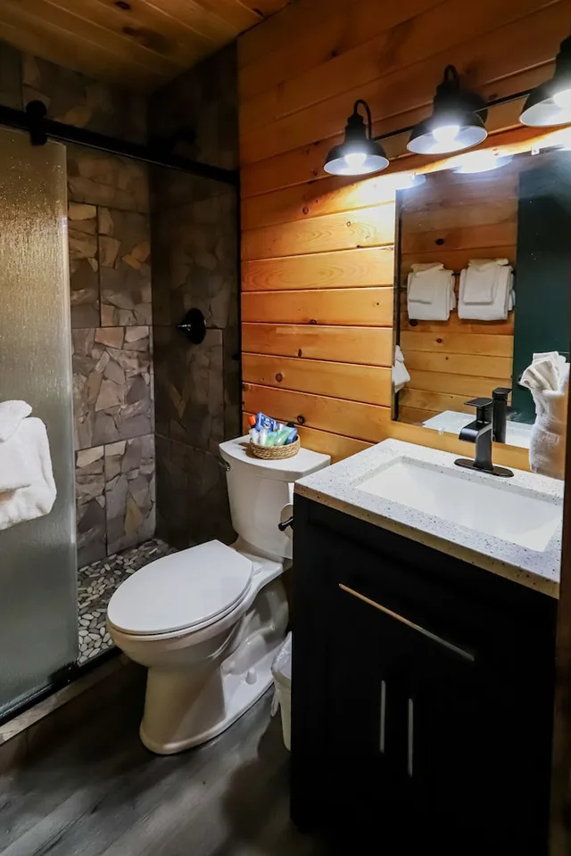 2 Bedrooms, Family, Cabin, Futon Bed, Queen Bed, Mountain Side, Kitchen، Nicky's Resort 2/3