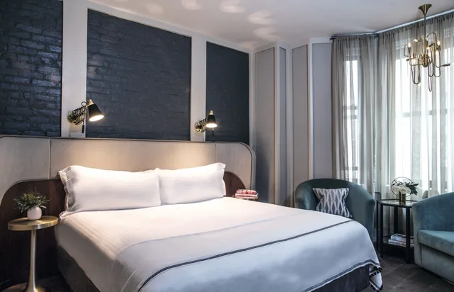 Deluxe, Queen Bed, Accessible, The Evelyn 3/7
