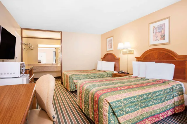 Room, 2 Double Beds, Knights Inn Aiken 1/4