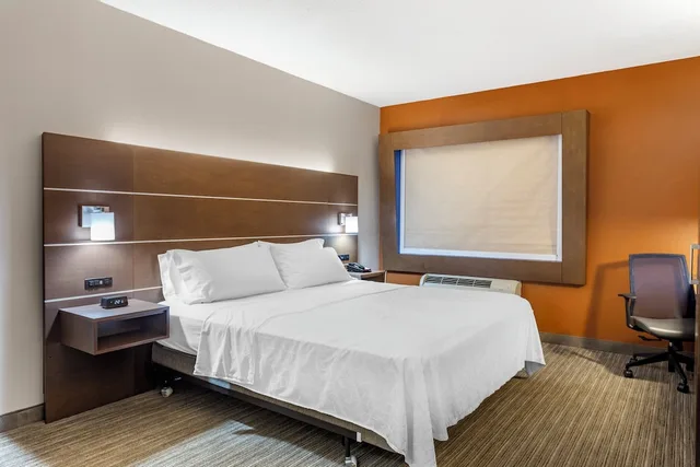 غرفة قياسية بسرير كينج لذوي الإعاقة، Holiday Inn Express Branson-Green Mountain Drive 1/6