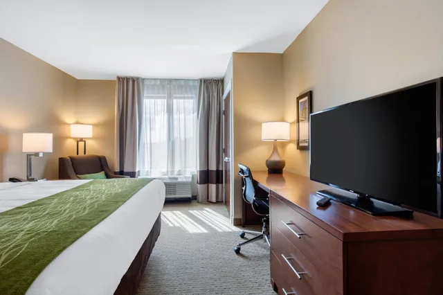 غرفة بسرير كينج لذوي الإعاقة، Comfort Inn & Suites At Crossplex Village 3/6