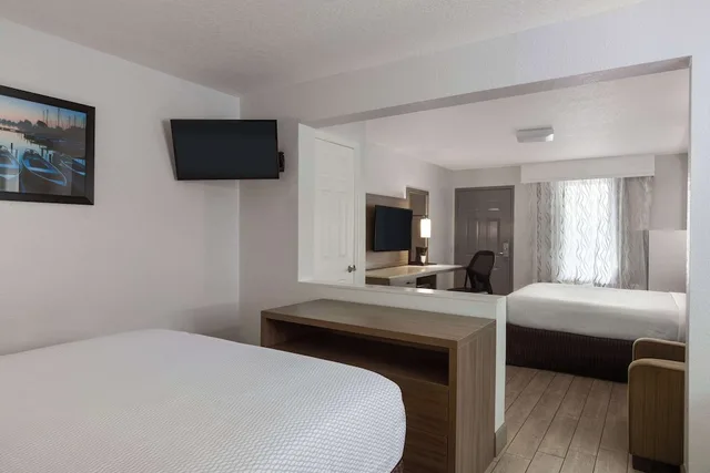 Split, Suite, 2 Queen Beds, City View, La Quinta Inn & Suites by Wyndham Oceanfront Daytona Beach 2/5