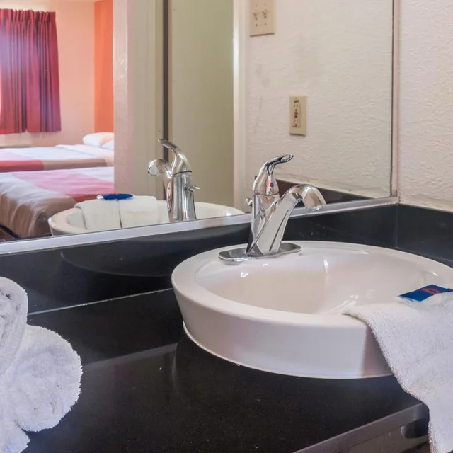 1 Queen Bed - Mobility Accessible Tub Nsmk، Motel6 Mesquite, TX - Rodeo - Convention Ctr 7/9