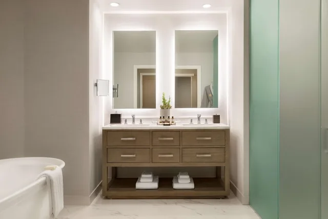 Fairmont Gold, Junior Suite, King Bed, Balcony or Patio, Bathtub, Lounge Access, Fairmont Scottsdale Princess 2/3