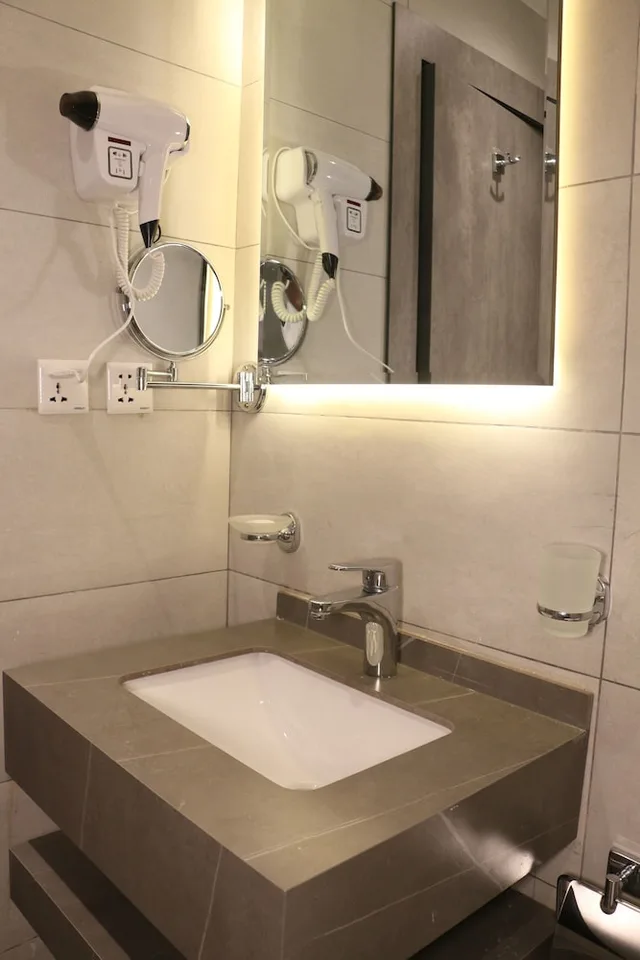 غرفة ديلوكس بسرير كينج بإطلالة على المدينة، Kaya Hotel Amman 2/4