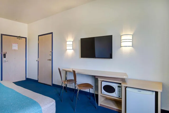 غرفة بسرير كوين، Motel6 Grande Prairie, AB 6/7