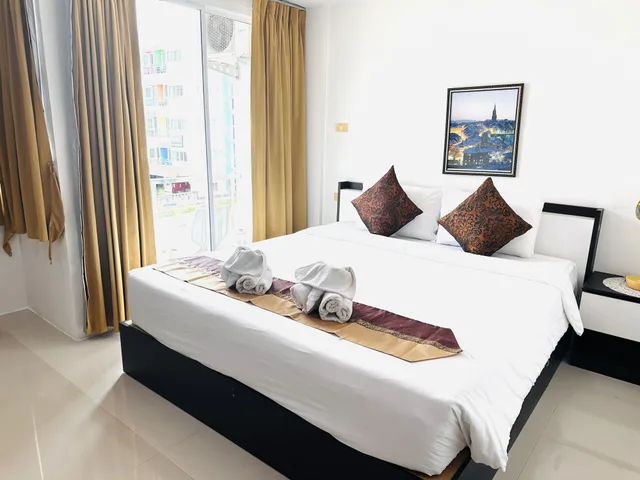 غرفة كلاسيكية بسرير مزدوج وسرير فردي بشرفة، SWISS HOUSE 7/10