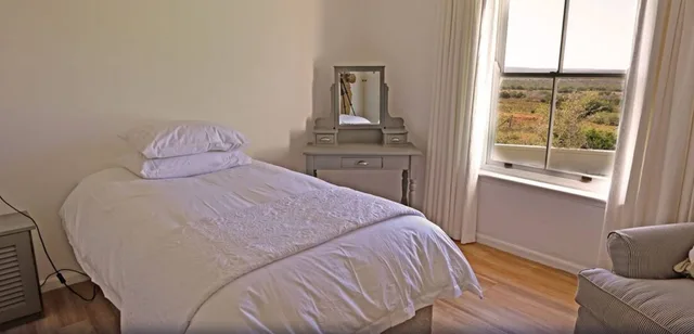 House, 1 Queen and 1 Single Bed, River Bend Lodge 4/9