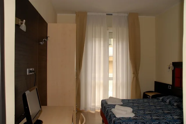 غرفة كلاسيكية ثلاثية بسرير كوين وسرير فردي، Hotel Arno Rimini 1/3