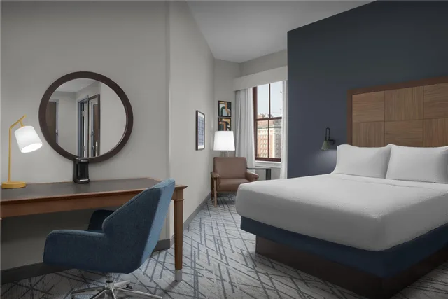 غرفة بسرير كوين مع أريكة، Hampton Inn Indianapolis Downtown Across From Circle Centre 4/6