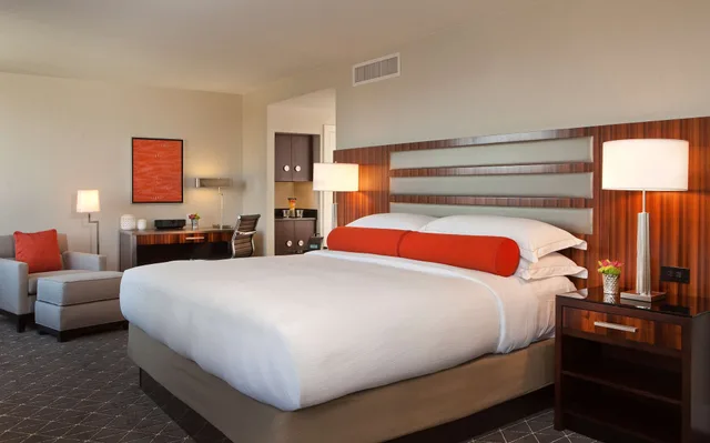 جناح تنفيذي تنفيذي بسرير كينج مع دخول الصالة، HILTON NASHVILLE-DOWNTOWN 2/3