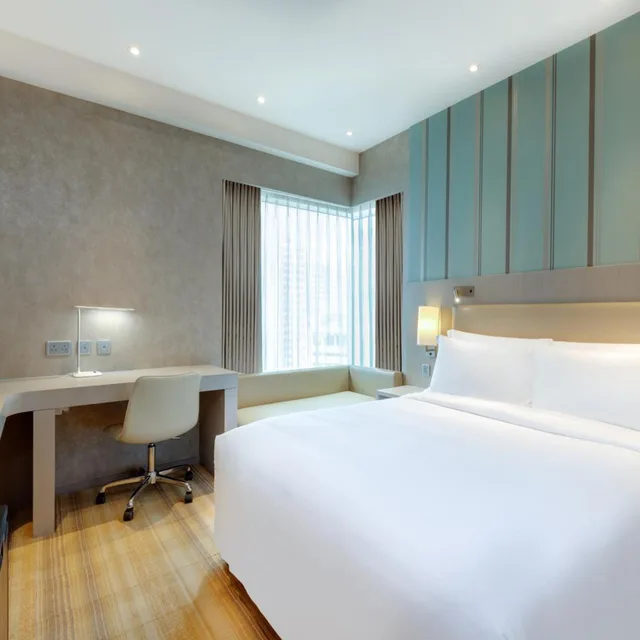 Standard, Queen Bed, Bath and Shower، Holiday Inn Express Hong Kong Mongkok 2/10
