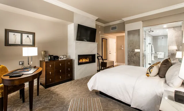 غرفة ديلوكس بسرير كينج بإطلالة على المدينة، Hotel Birks Montreal 2/9