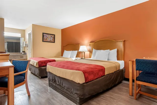 Room, 2 Queen Beds, Smoking, Econo Lodge Inn & Suites Evergreen 2/4