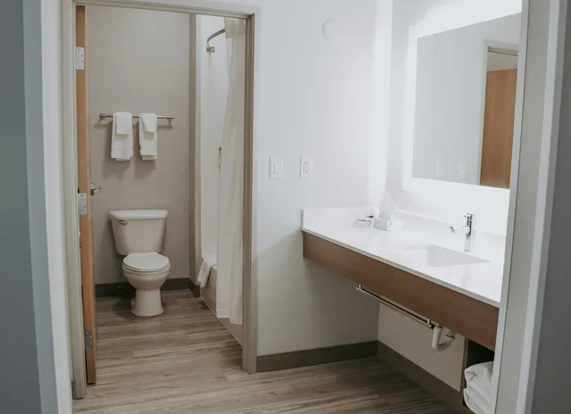 جناح بغرفتي نوم، Holiday Inn Express and Suites Lincoln South 2/2
