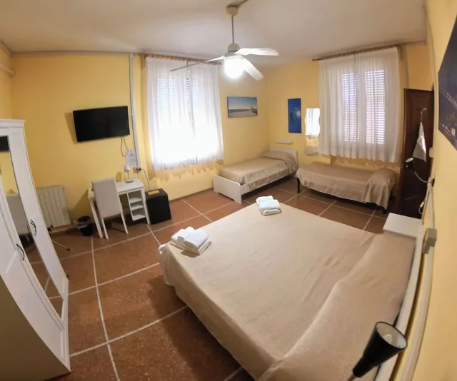 غرفة رباعية بسرير مزدوج وسريرين منفصلين، Giappone Inn Parking Hotel 4/10