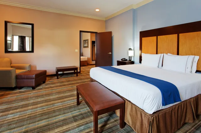 2 Bedrooms, Feature, Suite, 1 King and 2 Queen Beds, Balcony، Holiday Inn Express Benicia 2/4
