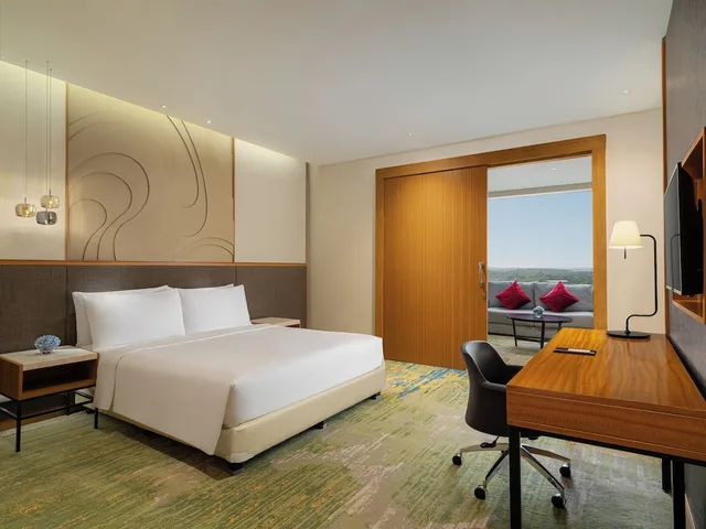 جناح بسرير كينج بإطلالة على المدينة بغرفة نوم واحدة، Radisson Golf And Convention Center Batam 1/4