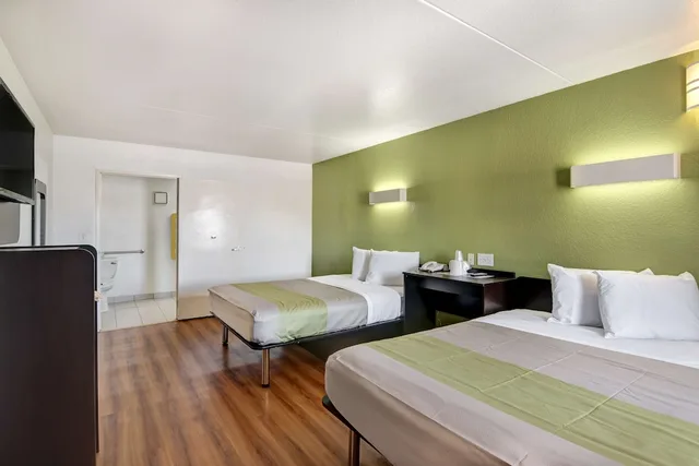 غرفة قياسية بسريرين كوين، Motel6 Dallas, TX - Forest Lane 3/10