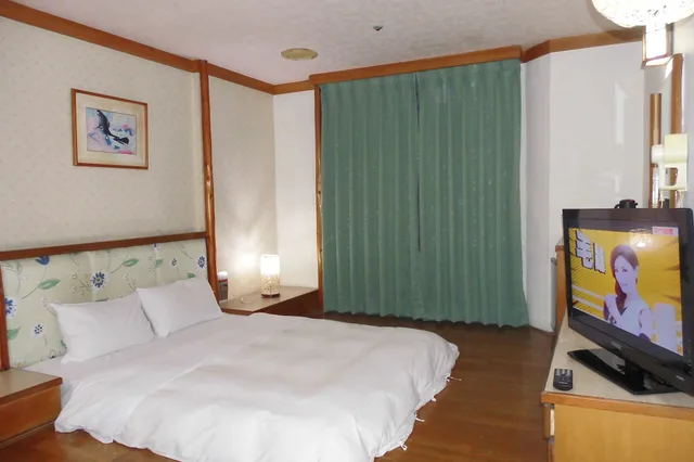 Room, Double Bed, Modern Plaza Hotel 4/10