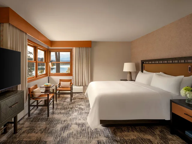 1 Bedroom, Renovated, Suite, King Bed, Lake View، Fairmont Jasper Park Lodge 1/6