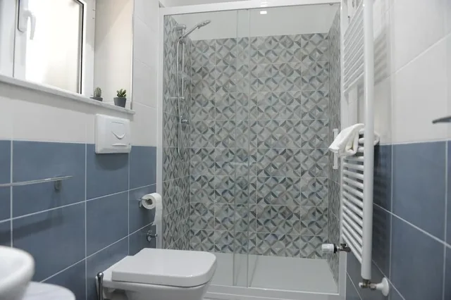 غرفة رباعية بسرير كوين وسريرين منفصلين، B&B Al Centro Storico 4/6