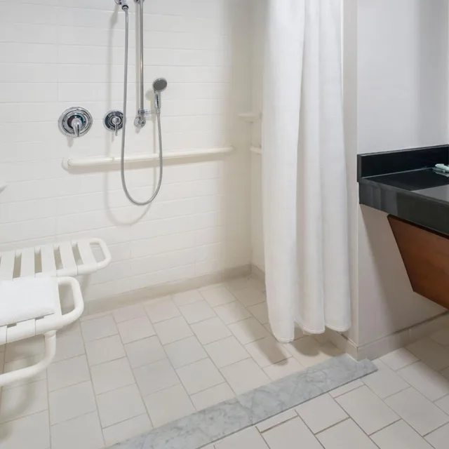 غرفة بسرير كينج بحوض استحمام لذوي الإعاقة، Fairfield Inn Suites Watertown Thousand Islands 4/5
